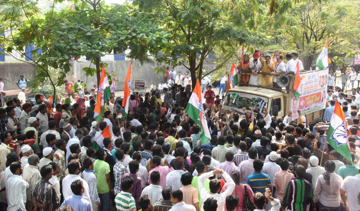 Mumbai Congress Thali-Belan Morcha at Collector Office Bandra.