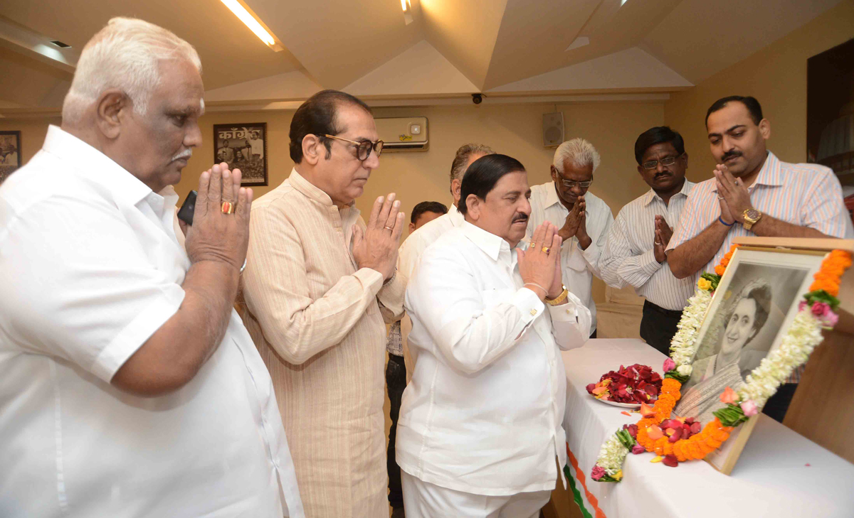 Mumbai Congress Leader's Paying Tribute on Birh Anniversary of Late.Prime Minister Of India Smt.Indira Gandhi at MRCC Rajiv Gandhi Bhavan.