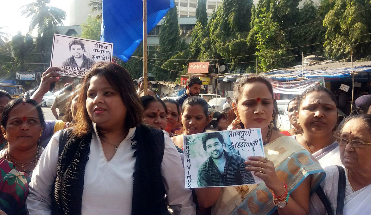 RPI Mahila Leader Seematai Athawale Protest against Govt on Dalit Phd Scholar Rohit Sucide at Hyderabad University at Bandra Collector Office.