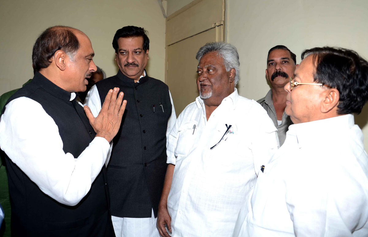 DALIT PANTHER LEADER NAMDEO DASAL MEETS CHIEF MINISTER PRITHIVIRAJ CHAVAN & MPCC PRESIDENT MANIKRAO THAKRE  AT TILAK BHAVAN.
