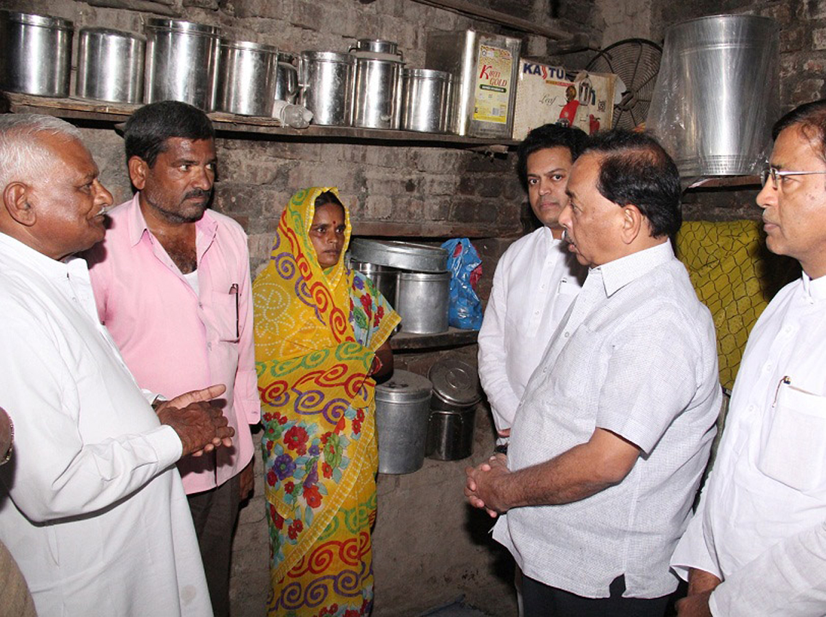 Congress Senior Leaders & Former Chief Minister's Narayanrao Rane visited Latur Drought Area in Maharashtra.