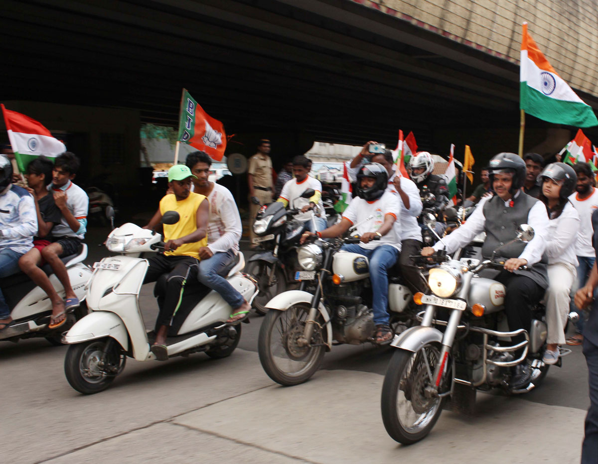 INDIA First Tiranga Yatra (Tiranga Motor Cycle Rally) Organized by MP Poonam Mahajan in Chief Presence of Hon'ble Chief Minister Devendra Fadnavis from GVK Chhatrapati Shivaji Maharaj Statue to Bandra-Worli Sea Link.