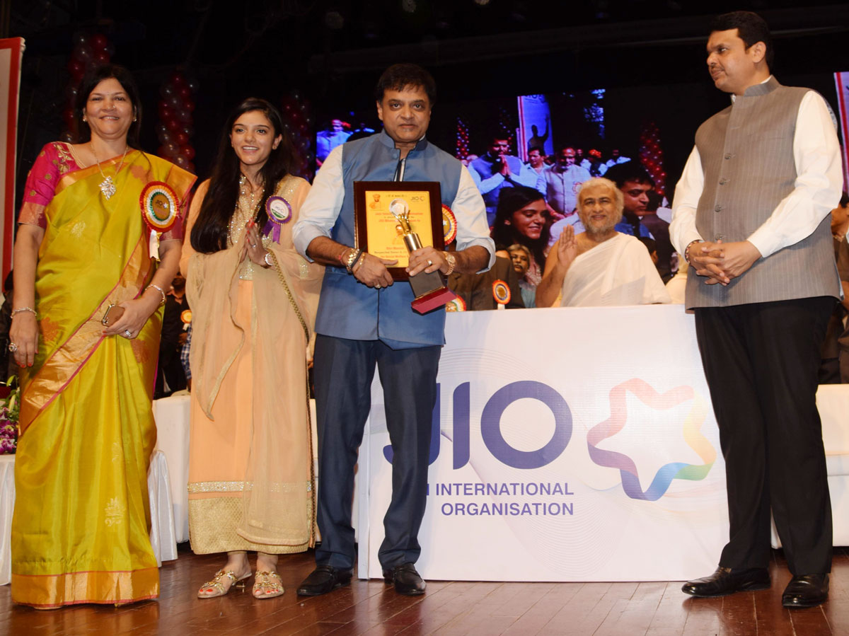 JIO-Felicitated Manish Shah in Chief Presence of Chief Minister of Maharashtra Devendra Fadnavis.