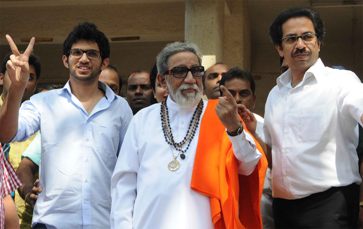 SHIVSENA PRAMUKH BALASAHEB THAKAREY WITH UDHAV THAKAREY & ADITYA THAKAREY CAST THEIR VOTE AT BANDRA.