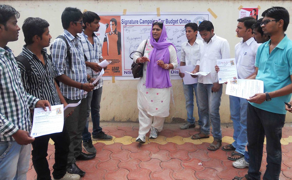 NSUI NATIONAL CO-ORDINATOR HEENA KANOJIA IN SIGNATURE CAMPAIGN BUDGET ONLINE IN MARATHWADA UNIVERSITY.