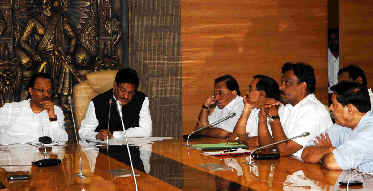 CHIEF MINISTER PRITHVIRAJ CHAVAN & DY CHIEF MINISTER AJIT DADA PAWAR MEETS ALL PARTY LEADER'S AT VIDHAN BHAVAN.
