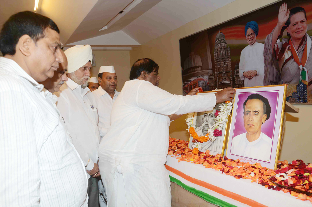 MUMBAI CONGRESS PRESIDENT JANARDAN CHANDORKAR PAYING TRIBUTE TO LATE.LOKMANYA BALGANGADHAR TILAK ON HIS DEATH ANNIVERSARY & LEADER ANNABHAU SATHE ON HIS BIRTH ANNIVERSARY AT RAJIV GANDHI BHAVAN.