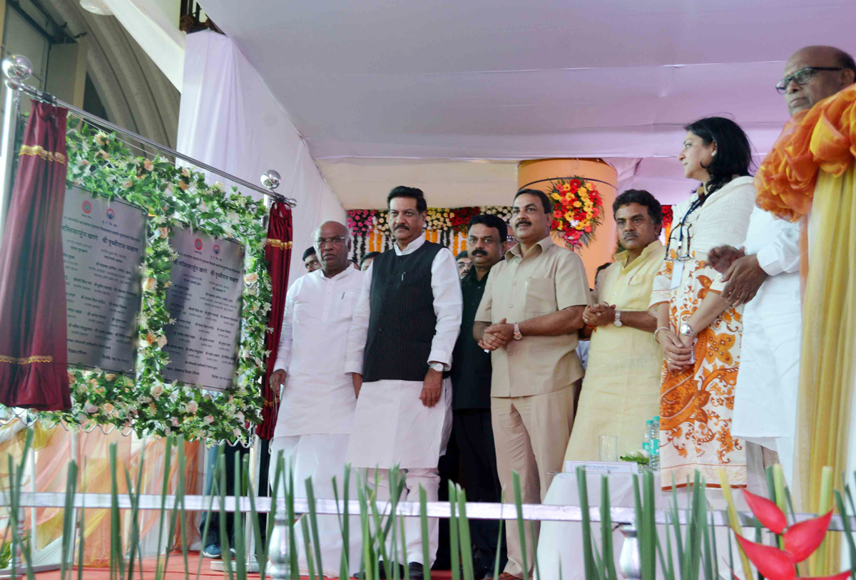 UNION MINISTER MALLIKARJUN & CHIEF MINISTER PRITHVIRAJ CHAVAN AT KURLA TERMINUS.