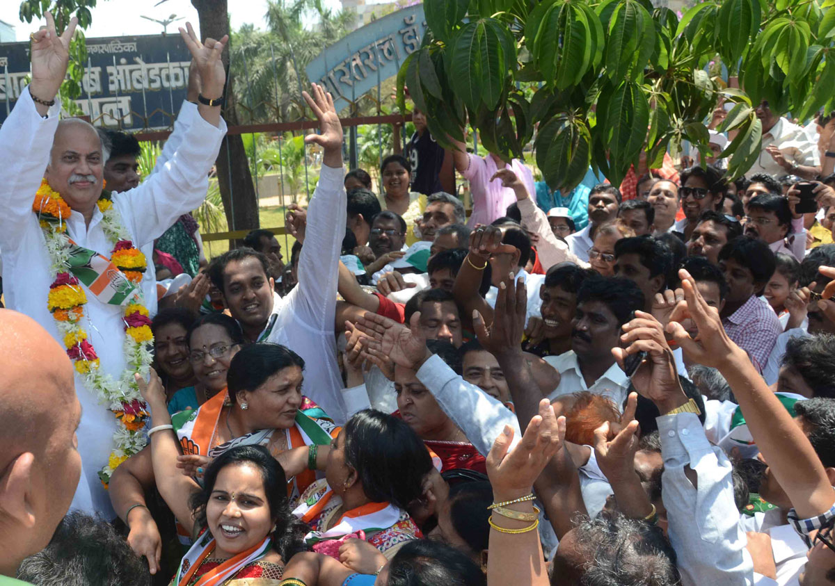 Congress/NCP/PRP (Kawade)/ Republican Party of India (Democratic) Alliance MP.Candidate Gurudas Kamat Filed his Nomination Form at Bandra Dist.Administrative Collector Office.
