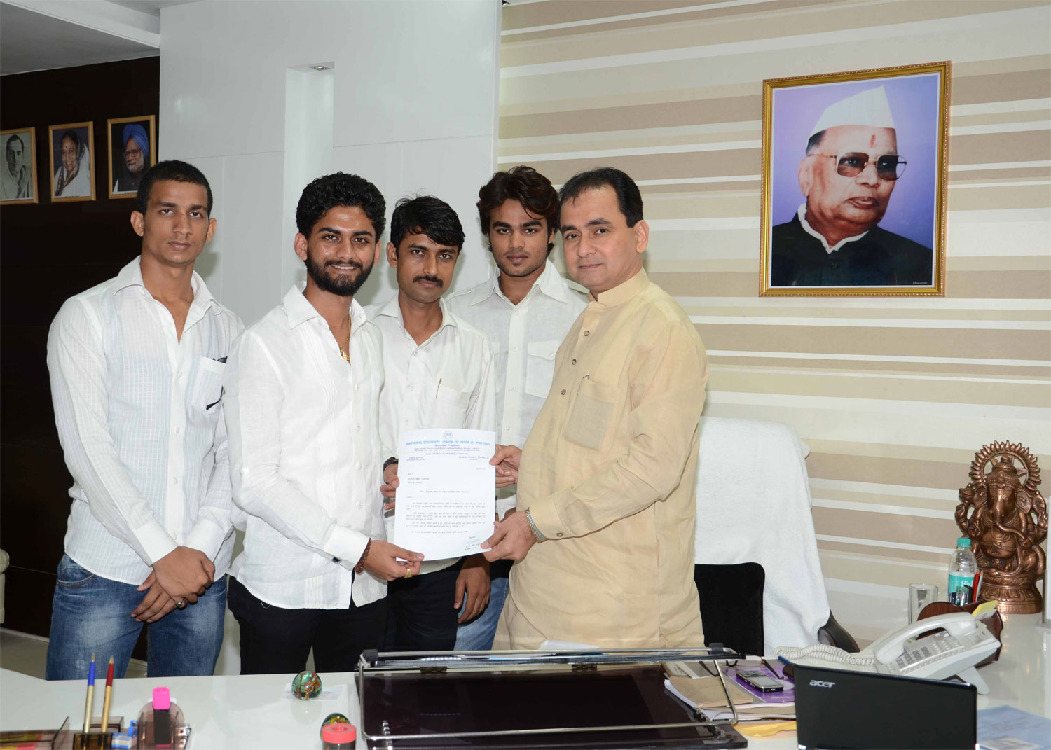 MUMBAI NSUI PRESIDENT SURAJ SINGH THAKUR MEETS STATE MINISTER D.P.SAWANT  WITH NSUI TEAM.AT MANTRALAYA.