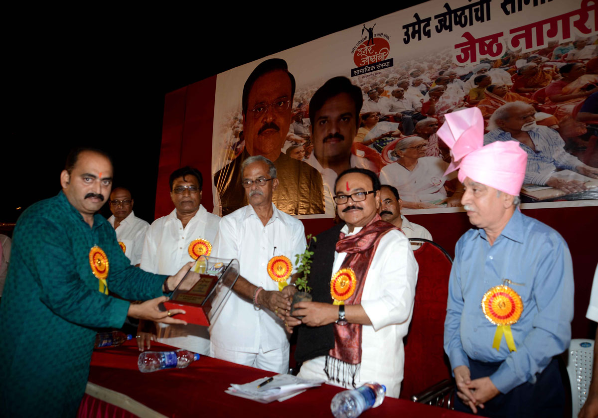 MINISTER CHAGAN BHUJBAL WITH SENIOR CITIZEN AT RANIBAUGH BYUCULLA.