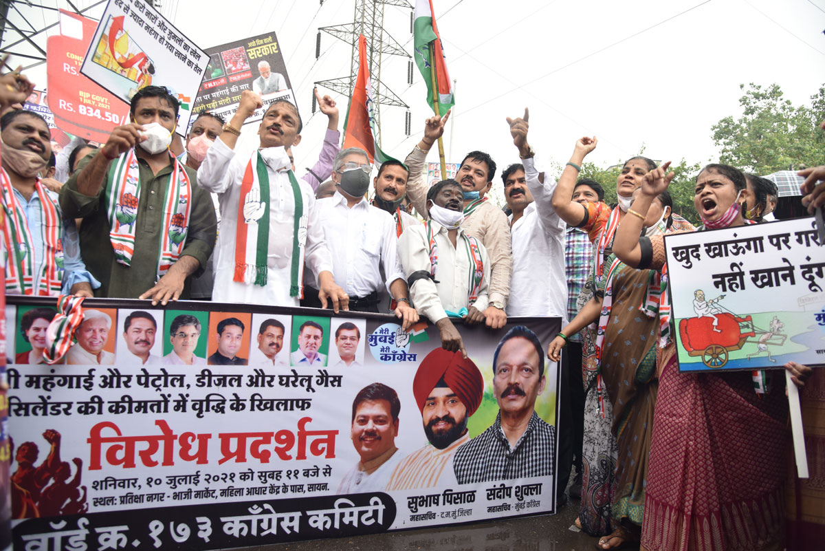 MRCC President Bhai Jagtap & BMC Opposition Leader Ravi Raja with Team Protest against BJP Govt. at Sion Pratiksha Nagar.