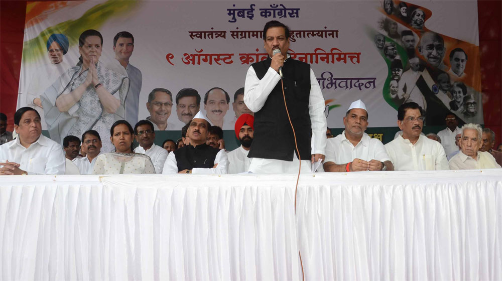 ON OCCASION OF AUGUST KRANTI DIN CHIEF MINISTER PRITHVIRAJ CHAVAN,MPCC.PRESIDENT MANIKRAO THAKAREY,& MRCC PRESIDENT KRIPASHANKAR SINGH  PAYING TRIBUTE TO KRANTIVEER"S AT AUGUST KRANTI MAIDAN.