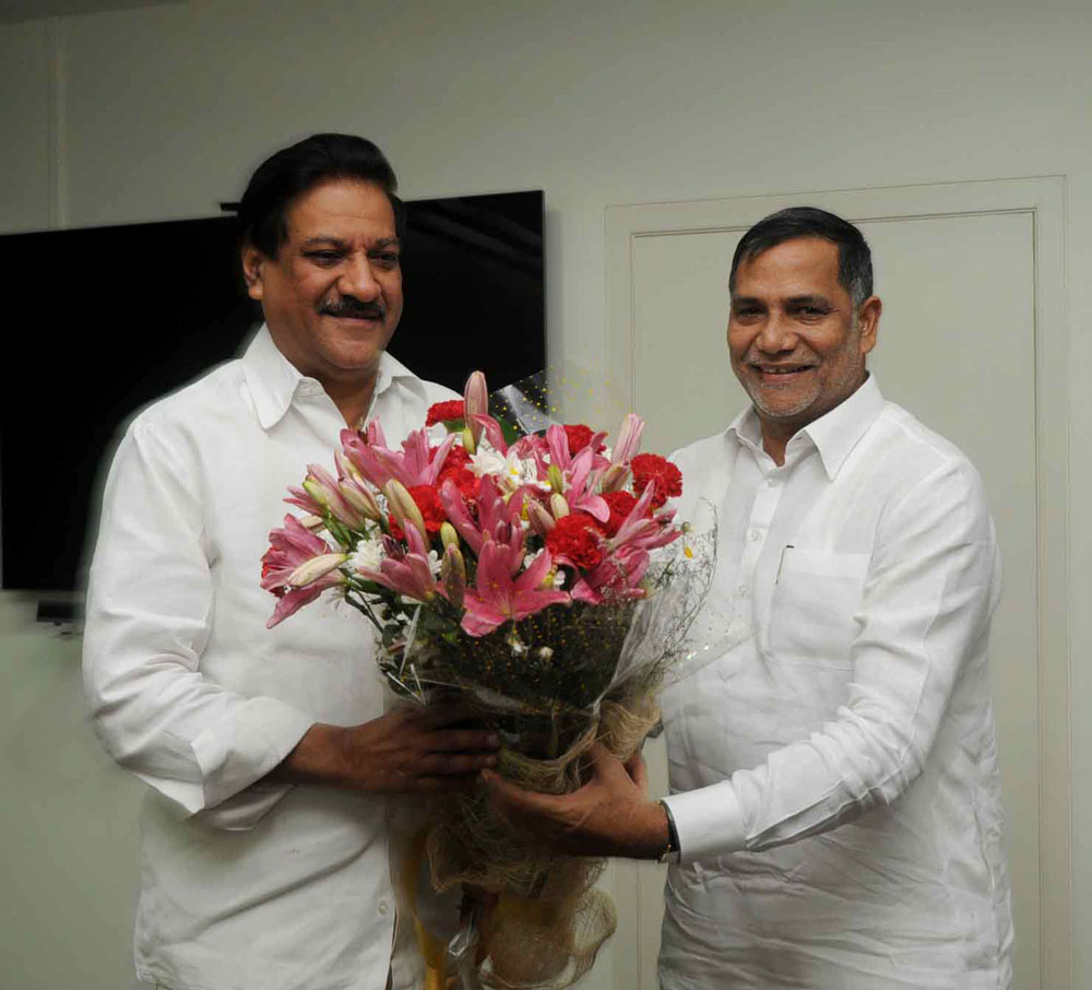 CHIEF MINISTER PRITHVIRAJ CHAVAN &  EX.MUMBAI CONGRESS PRESIDENT & MLA KRIPASHANKAR SINGH AT VARSHA BUNGLOW.