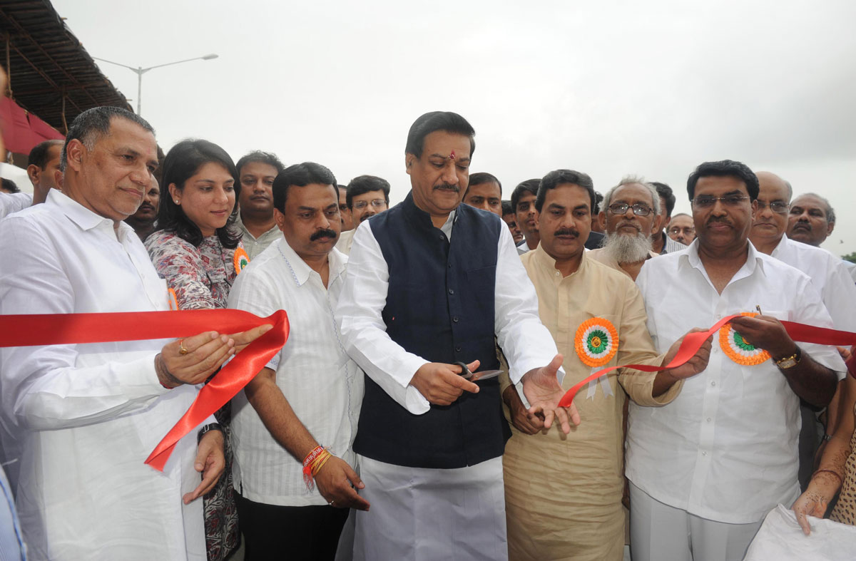 CHIEF MINISTER PRITHVIRAJ CHAVAN  INAUGURATES LBSN FLY OVER  LINK ROAD TO SANTACRUZ & CHEMBHUR.