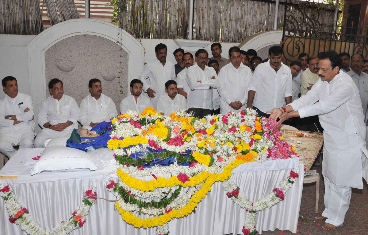 MINISTER NARAYAN RANE MOTHER SMT.LAXMIBAI TATU RANE FUNERAL IN MUMBAI.