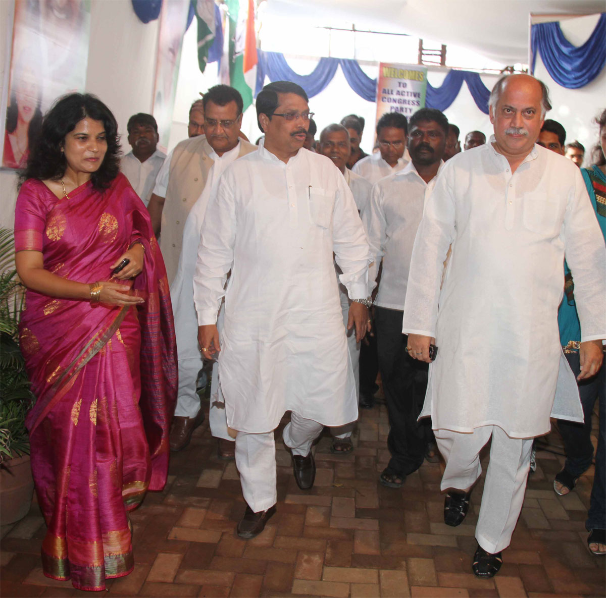 M.P.& EX.UNION MINISTER GURUDAS KAMAT IN CONGRESS PARTY WORKER'S MEETING IN HIS CONSTITUENCY.