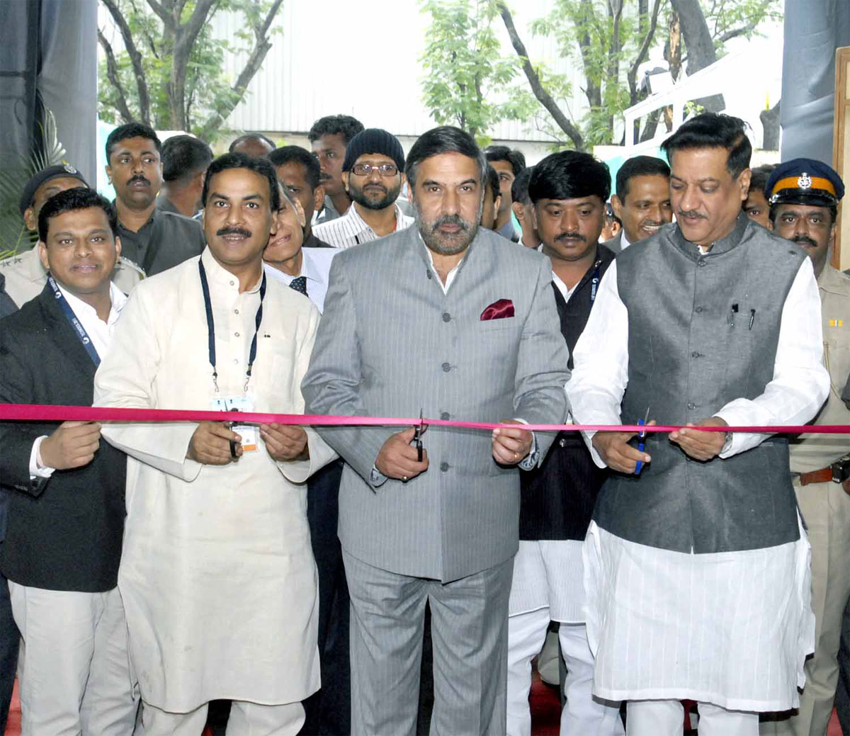 UNION MINISTER ANAND SHARMA ,CHIEF MINISTER PRITHVIRAJ CHAVAN & MINISTER ARIF NASIM KHAN AT GOREGAON.