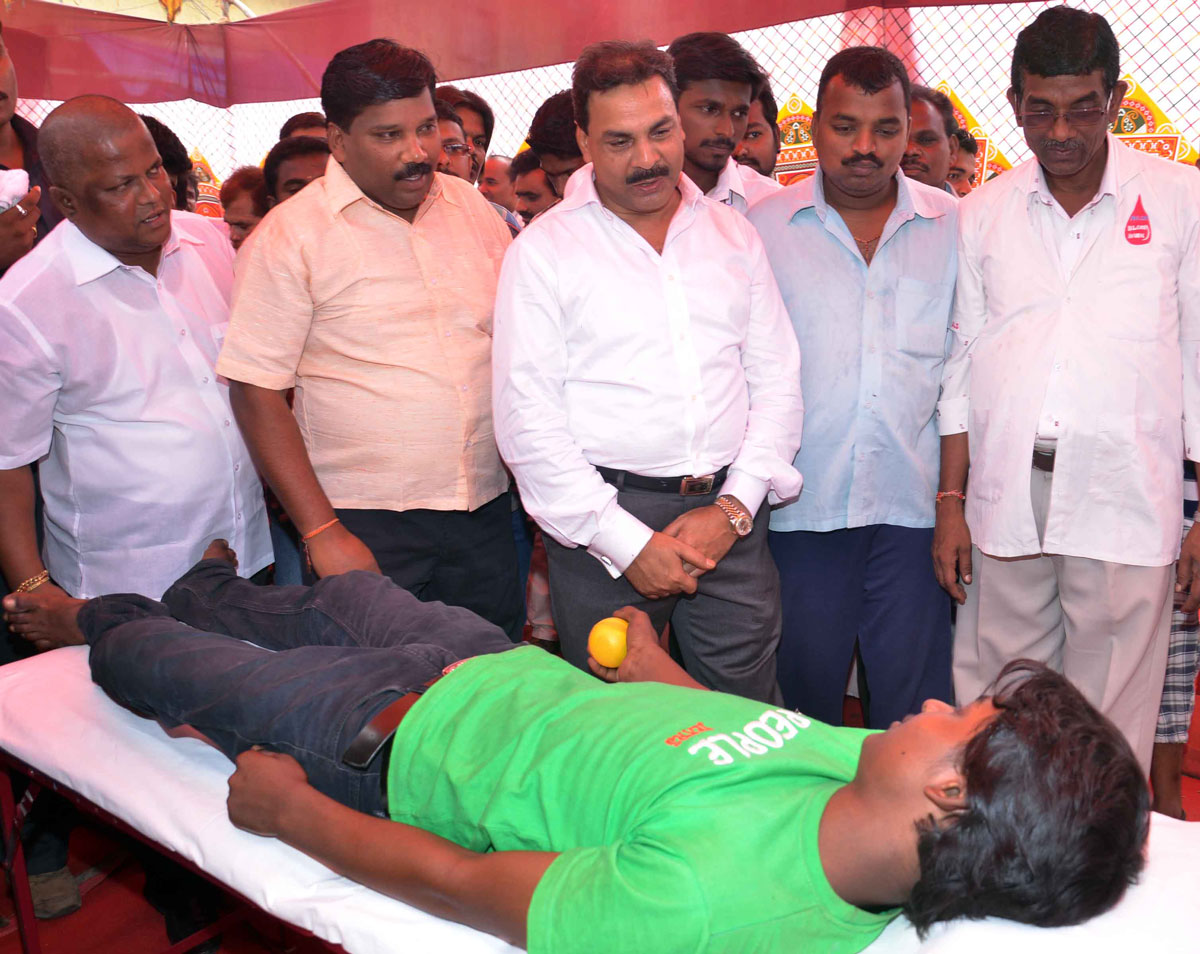 MINISTER MOHD.ARIF NASIM KHAN ON HIS BIRTHDAY TODAY IN CHANDIVLI AT KURLA.