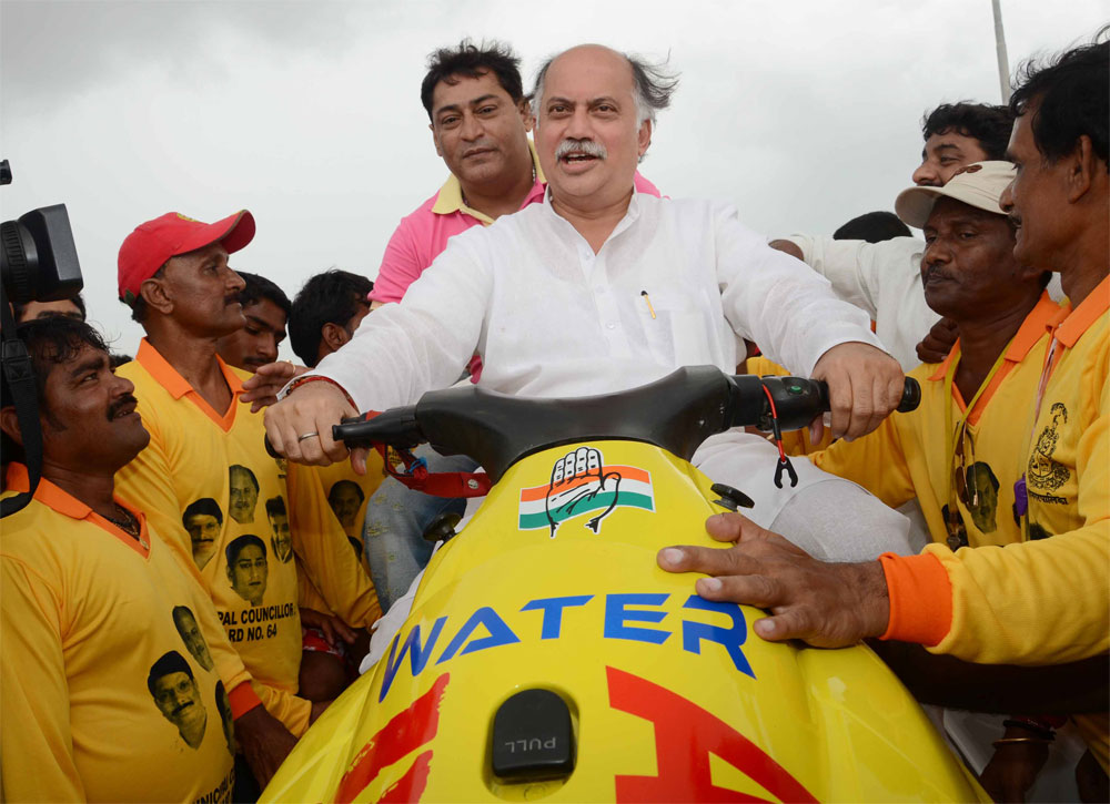 UNION MINSTER OF STATE HOME & TELE COMMUNICATIONS AND IT SHRI.GURUDAS KAMAT INAUGRATES BARUDGAR WATER AMBULANCE FOR WATER RESCUE OPERATION AT JUHU CHOWPATTY.