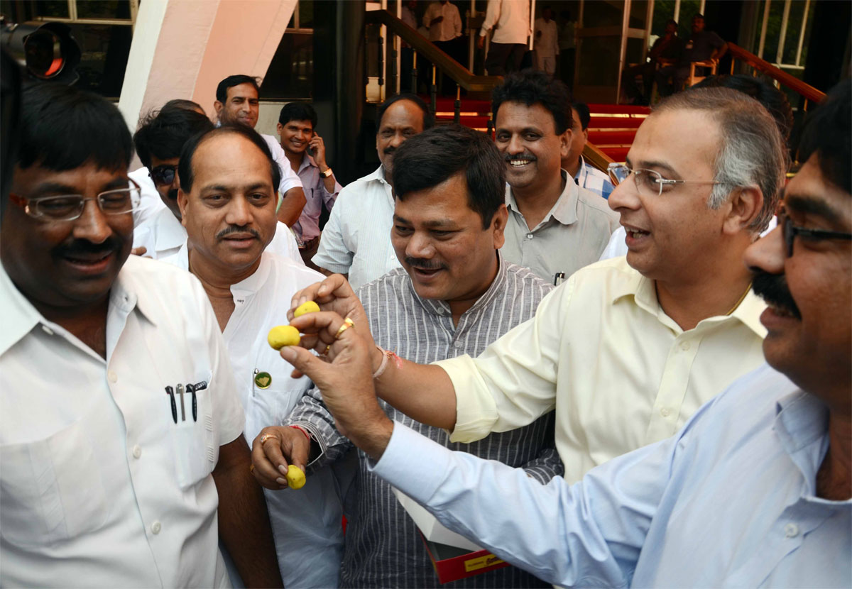 BJP & MNS LEADERS ON 1ST DAY SESSION AT VIDHAN BHAVAN.