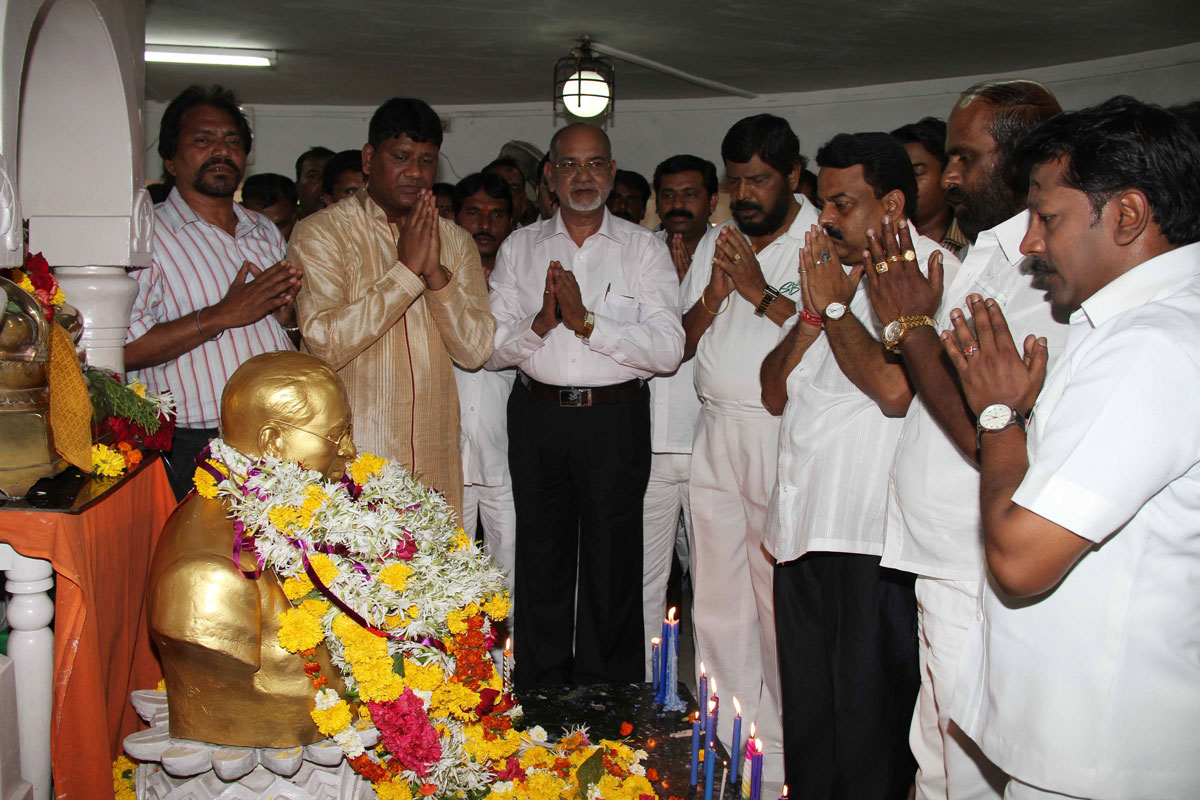 RPI PRESIDENT RAMDAS ATHAWALE & MUMBAI MOYAR SUNIL PRBHU AT DADAR CHYTBHOOMI.