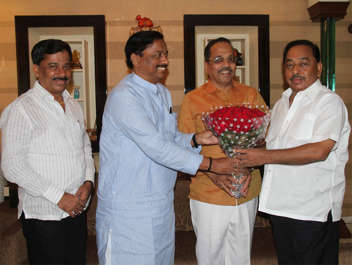 NCP CANDIDATE FOR KONKAN LOCAL BODIES ANIL TATKARE & MINISTER SUNIL TATKRE MEETS MINISTER NARAYANRAO RANE AT SWANAND BANGLOW BANDRA.