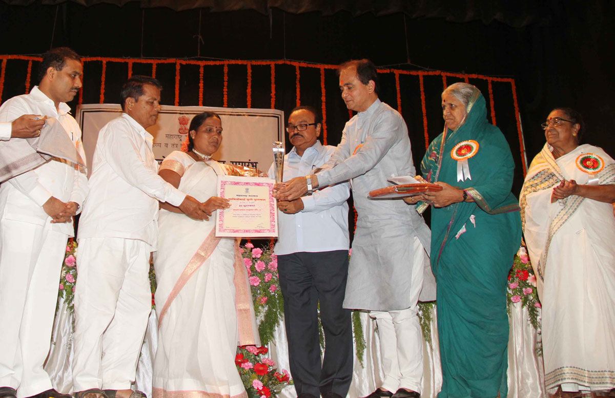 MINISTER CHHAGAN BHUJBAL IN SAVITRI BAI PHULE PURSKAR AT K.C.COLLAGE.