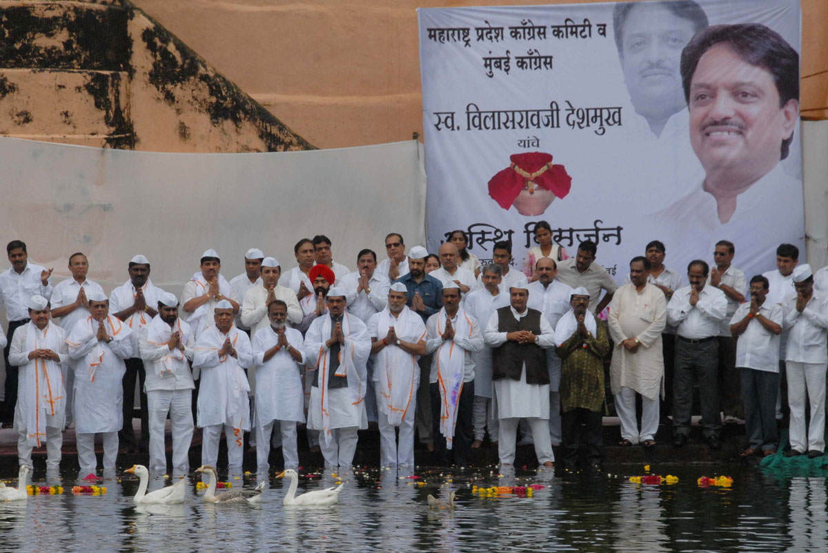 VILASRAO DESHMUKH ASTHI VISARJAN PROGRAME HELD AT BANGANGA.