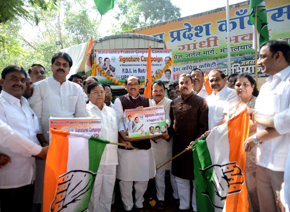 MPCC PRESIDENT MANIKRAO THAKRE FLAG OFF 20 LAKH SIGNATURES CAMPAIGN MAHARASHTRA FARMER IN SUPPORT OF DECISION OF FDI IN RETHAIL BY UPA GOVERNMENT.