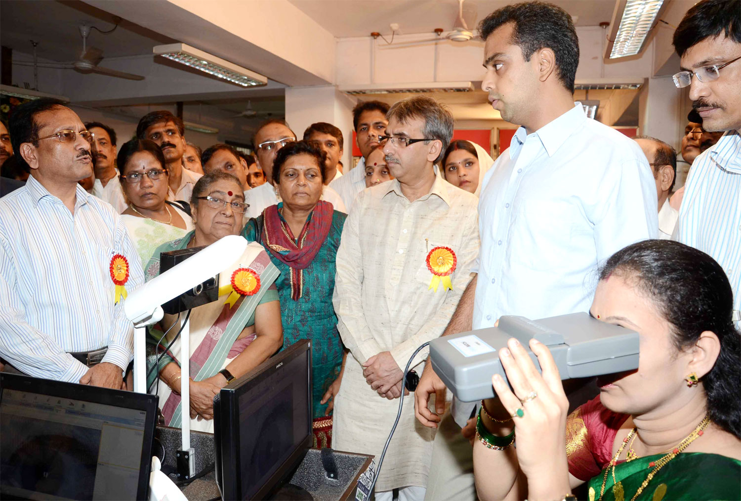 MOS FOR COMMUNICATION & I.T.MINISTER MILIND DEORA LAUNCHING "AADHAR ENROLMENT CENTER AT NARIMAN POINT POST OFFICE IN MUMBAI