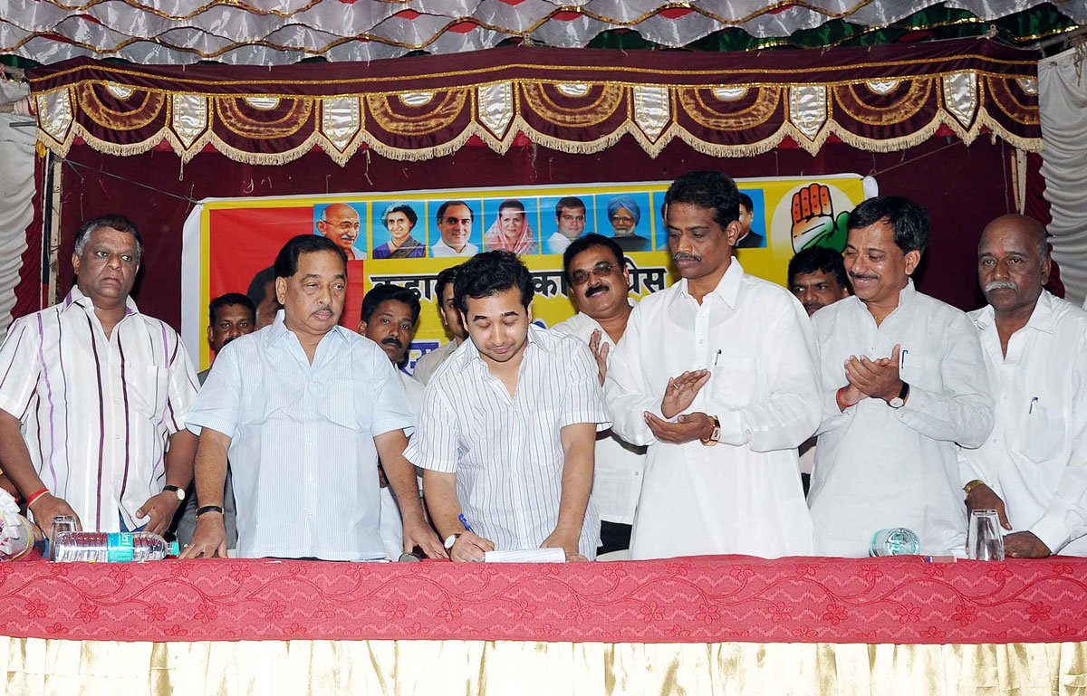 MINISTER NARAYANRAO RANE & YOUTH CONGRESS LEADER NITESH RANE IN CONGRESS PARTY MEMBERSHIP DRIVE AT KUDAL.