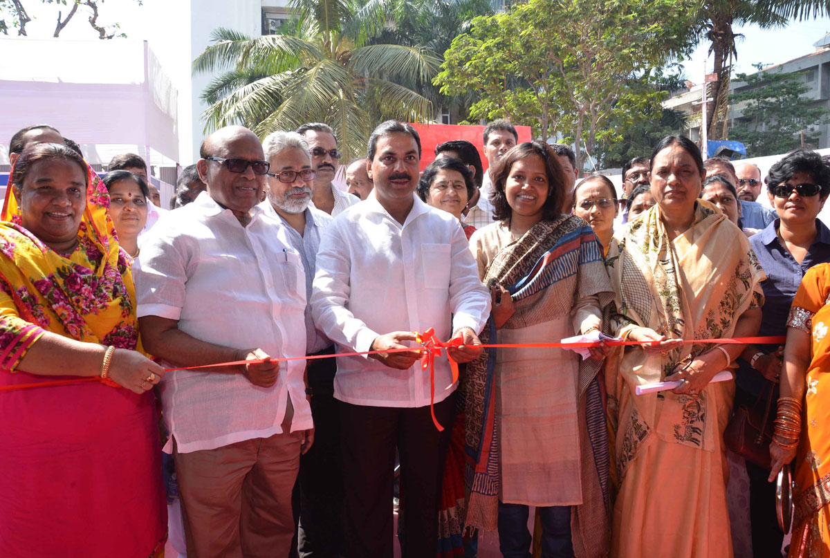 MINISTER MOHD ARIF NASIM KHAN & MINISTER VARSHATAI GAIKWAD INAUGURATION DEEPUTSAV 2012 AT BANDRA RECLAMATION.