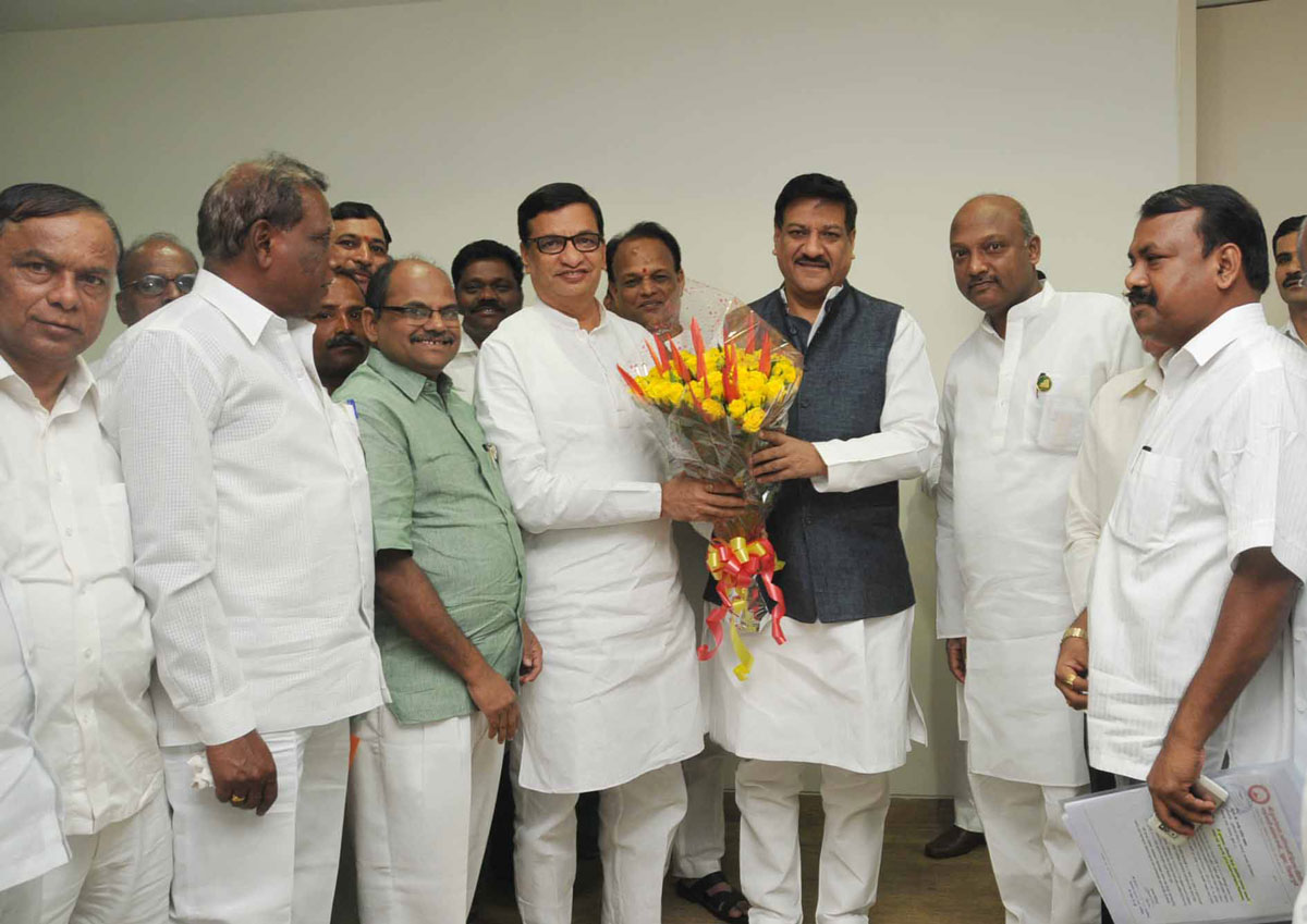 MINISTER BALASAHEB THORAT THANKING CHIEF MINISTER PRITHVIRAJ CHAVAN AT SAHIYADRI GUEST HOUSE.