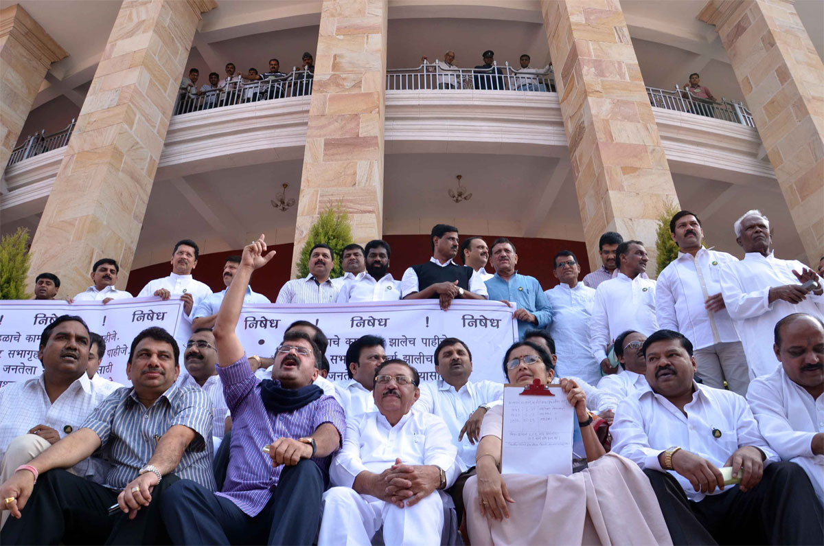 NCP V/S BJP 5th DAY WINTER SESSION AT NAGPUR VIDHAN BHAVAN.