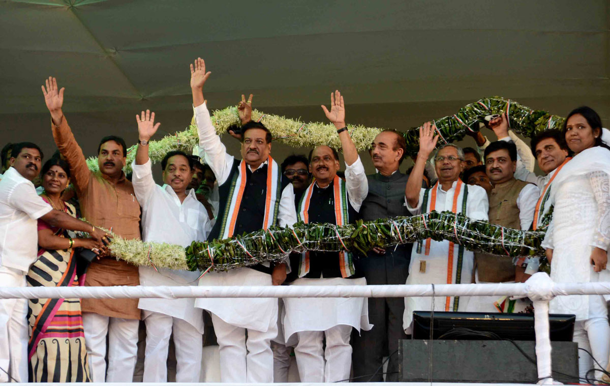 CHIEF MINSITER PRITHVIRAJ CHAVAN & ALL CONGRESS LEADER'S IN CONGRESS VACHANPURTI MELAWA ON 127th YEAR'S CONGRESS FOUNDATION DAY CELEBRATION AT SOMAIYA GROUND.