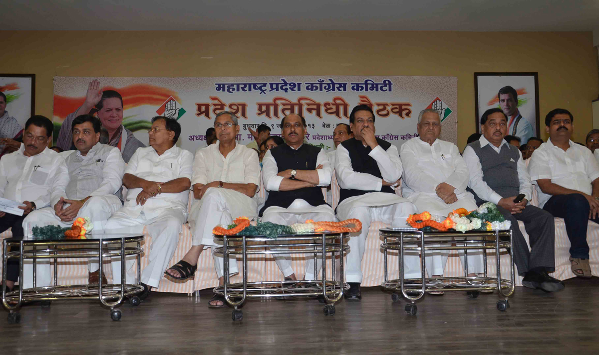 CHIEF MINISTER PRITHVIRAJ CHAVAN & MAHARASHTRA STATE CONGRESS LEADER'S MEETING AT TILAK BHAVAN DADAR.