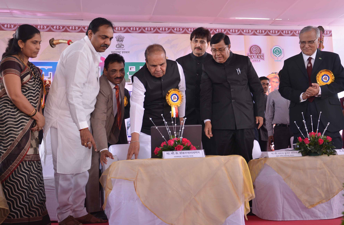 GOVERNOR K.SANKAR NARAYANAN INUAGURATES MAHALAXMI SARAS 2013 EXHIBHITION AT BANDRA. RECLAMATION.