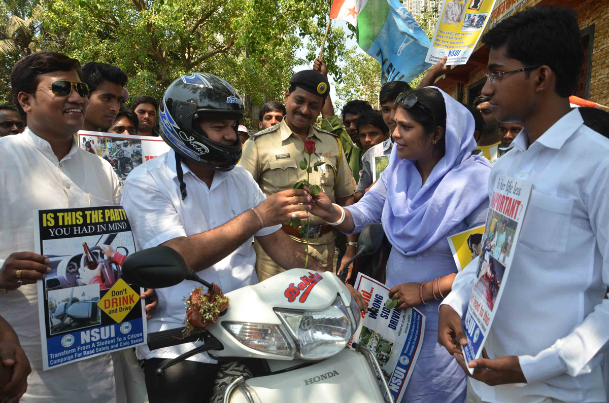 SOUTH MUMBAI NSUI STUDENT CAMPAIGN FOR ROAD SAFETY AT BYCULLA.