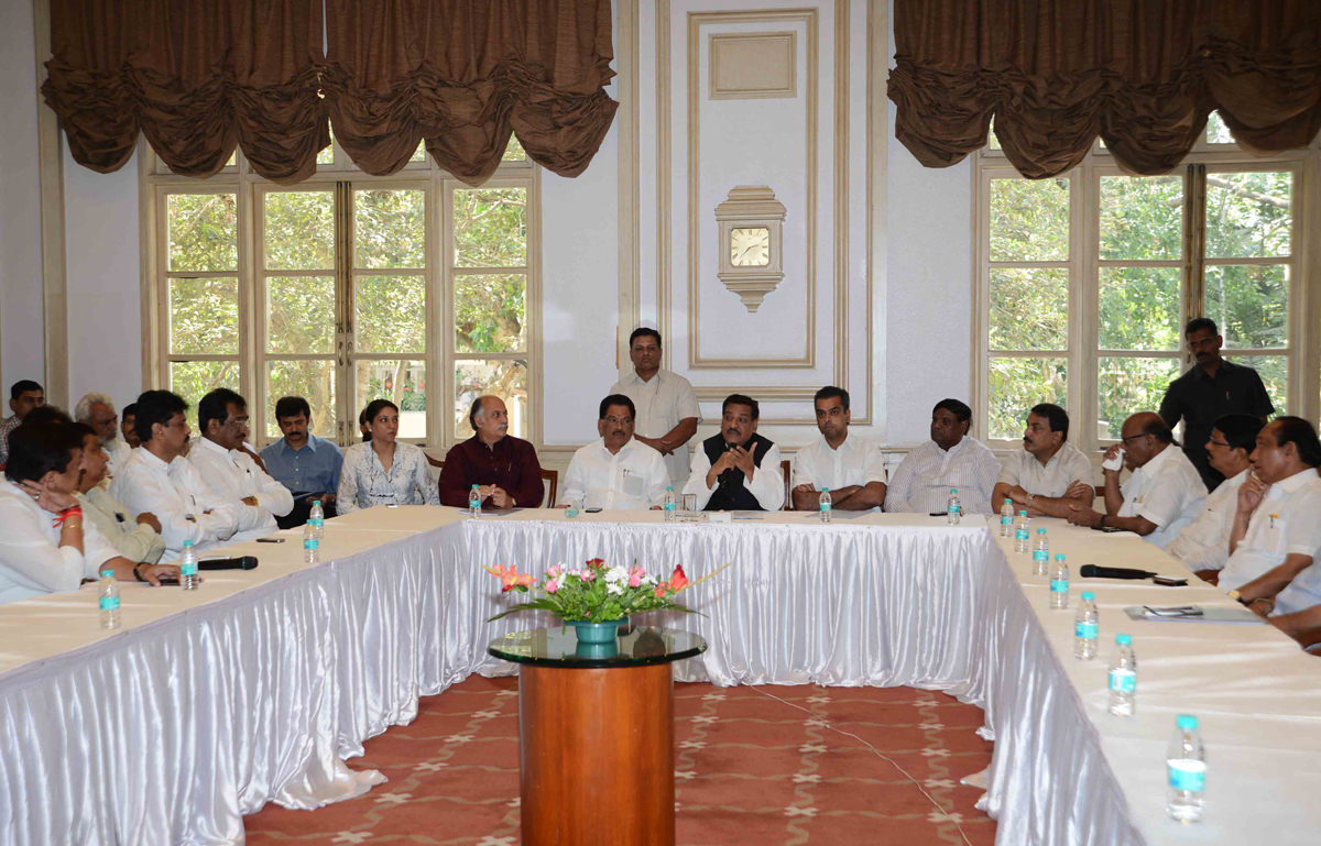 CHIEF MINISTER PRITHVIRAJ CHAVAN & CONGRESS MP's,MLA's & MINISTER's MEETING WITH TRADERS ON ISSUE OF LBT AT SAHYADRI GUEST HOUSE.