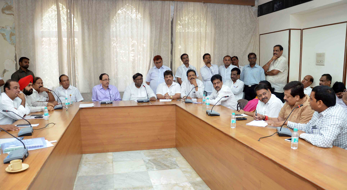 MUMBAI CONGRESS PRESIDENT PROF.JANARDAN CHANDURKAR WITH DELEGATION MEETS BMC COMMISSIONER SITARAM KUNTE AT BMC HEAD OFFICE AZAD MAIDAN.