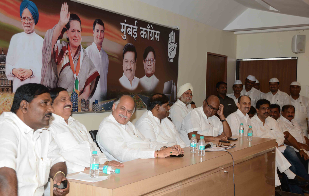 MUMBAI CONGRESS PRESIDENT PROF.JANARDAN CHANDURKAR & AICC GEN.SEC.& M.P. GURUDAS KAMAT IN EXECUTIVE MEETING AT RAJIV GANDHI BHAVAN AZAD MAIDAN.