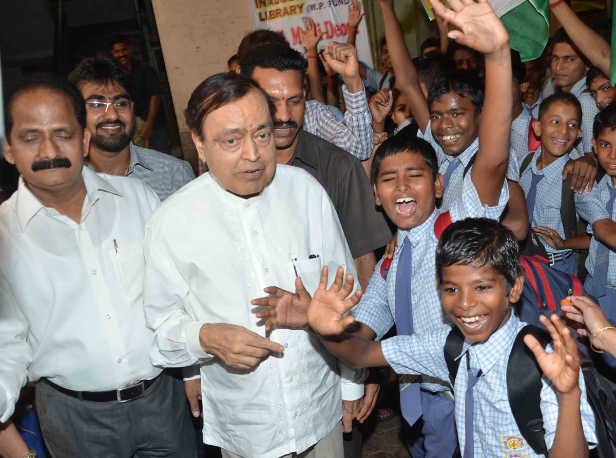 EX.UNION MINISTER & M.P.SHRI. MURLI DEORA & SMT.HEMA DEORA DURING INAUGURATION OF LIBRARY (M.P.FUND) AT MARWADI COMMERCIAL HIGH SCHOOL GIRGAON.