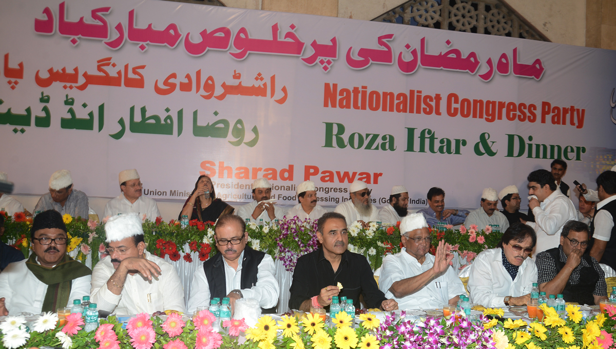 RAMZAN ROZA-E-IFTAR PARTY BY NCP CHIEF SHARAD PAWAR AT HAJ HOUSE.