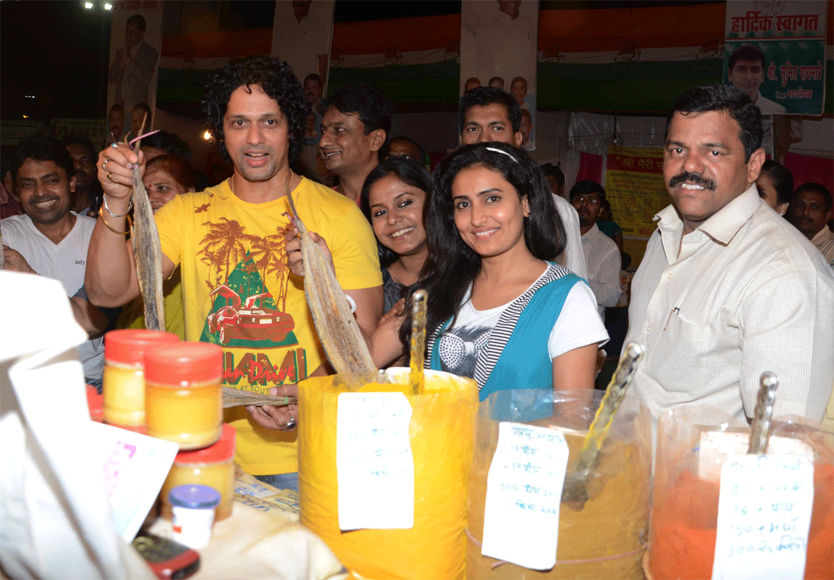 MARATHI MOVIE  SWARAJY MARATHI PAAUL PADHTE PUDHE  TEAM VISITED MALVANI FESTIVAL AT DADAR NAIGAON.