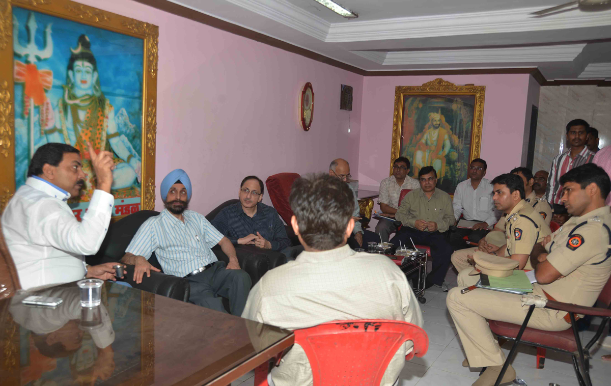 MINISTER MOHD.ARIF NASIM KHAN MEETING WITH BMC & POLICE COMMISSIONER AT GHATKOPAR.