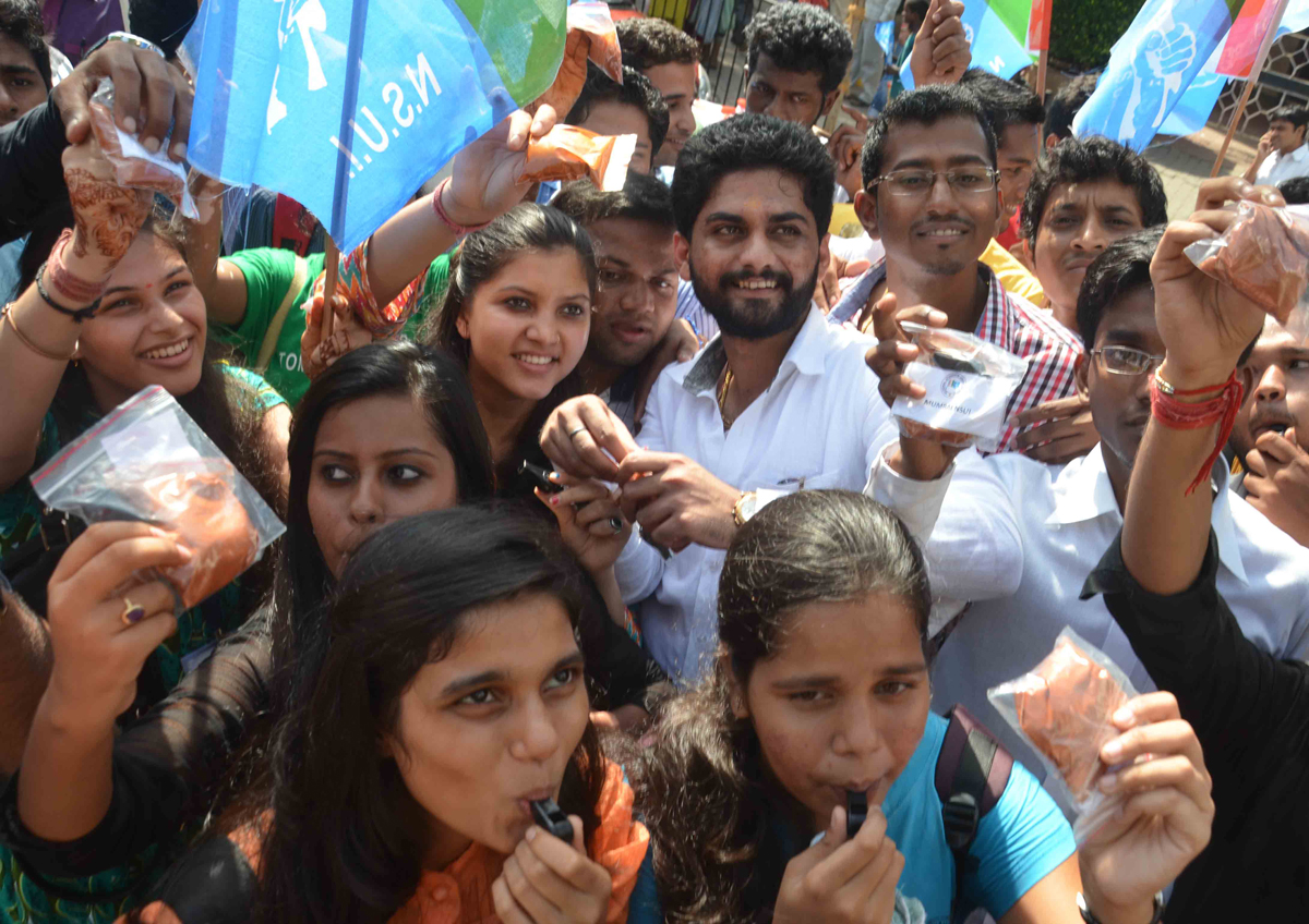 MUMBAI NSUI PRESIDENT SURAJ SINGH THAKUR & TEAM ARRANGED A PROGRAMME TO SUPPORT GIRLS STUDENT'S AT SYDENHAM COLLEGE.