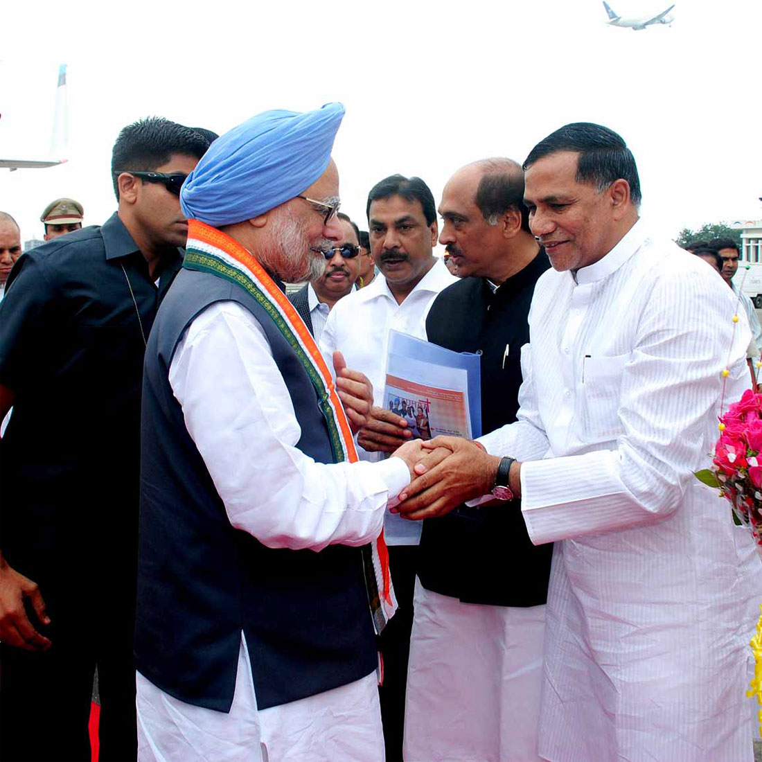 PRIME MINISTER DR.MANMOHAN SINGH VISITED MUMBAI WELCOMED BY MUMBAI CONGRESS PRESIDENT KRIPASHANKAR SINGH AT CSI AIR PORT.