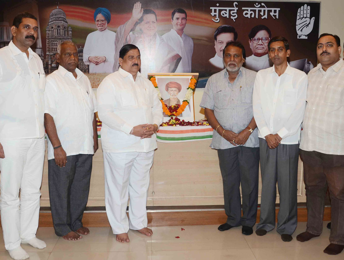 Mumbai Congress tribute to Mahatma Jyotiba Phule on his death anniversary at Rajiv Gandhi bhavan Azad maidan.