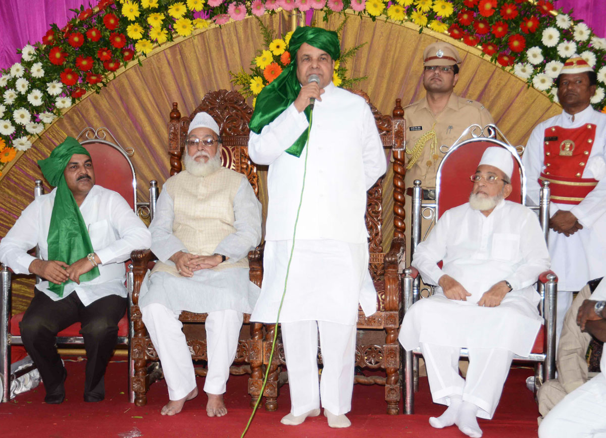 The Governor of Maharashtra K. Sankaranarayanan with Minister Mohd.Arif Nasim Khan visited the Haji Ali Dargah in Mumbai on the occasion of the Annual Urs of Hazrat Sayed Makhdoom Ashraf Jehangir.